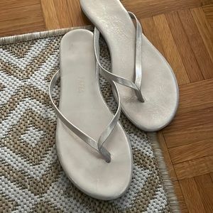 TKEES Size 6 Metallic Silver Gold Flip Flops